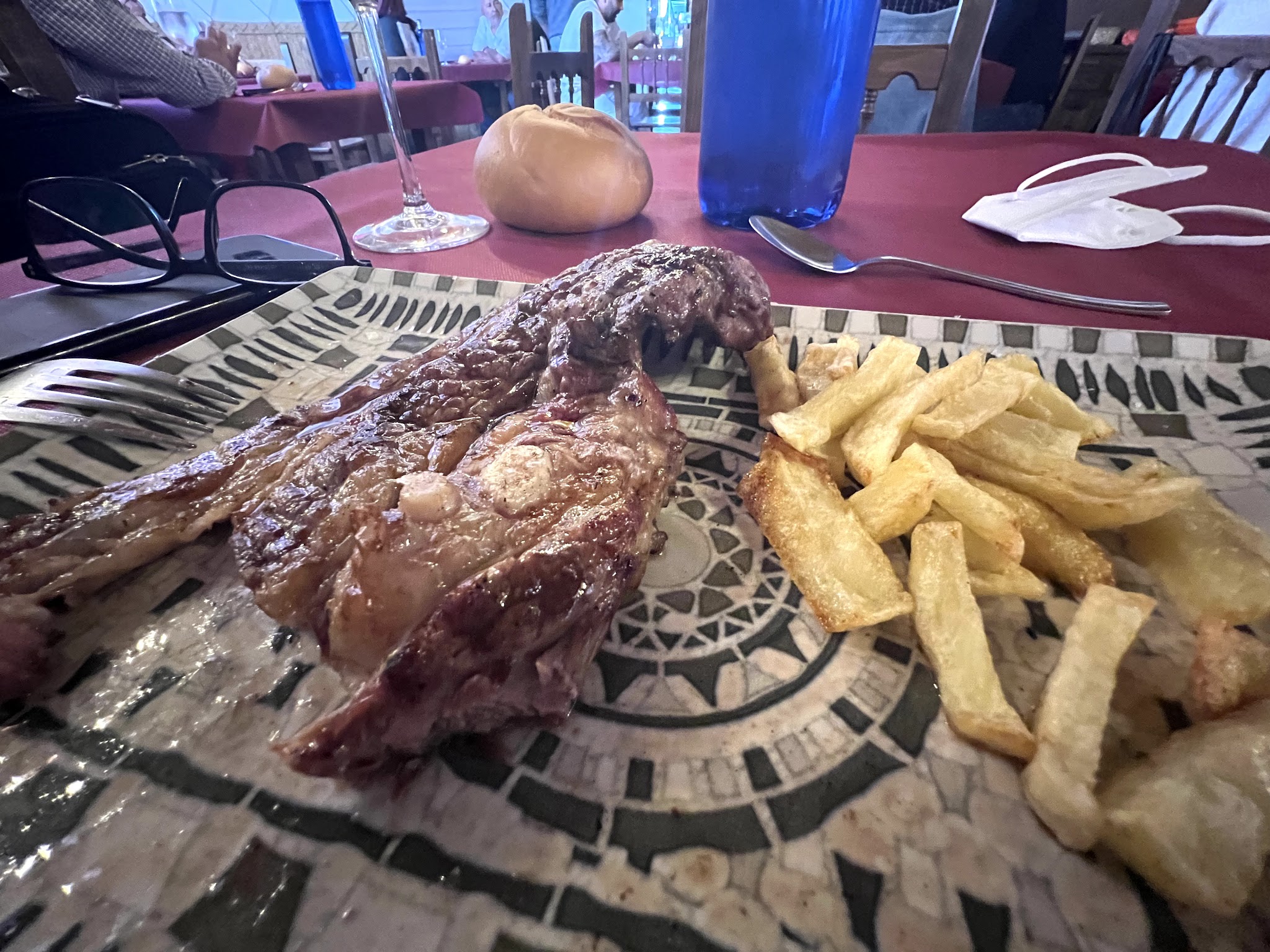 Chuletón de vaca a la brasa servido con patatas fritas