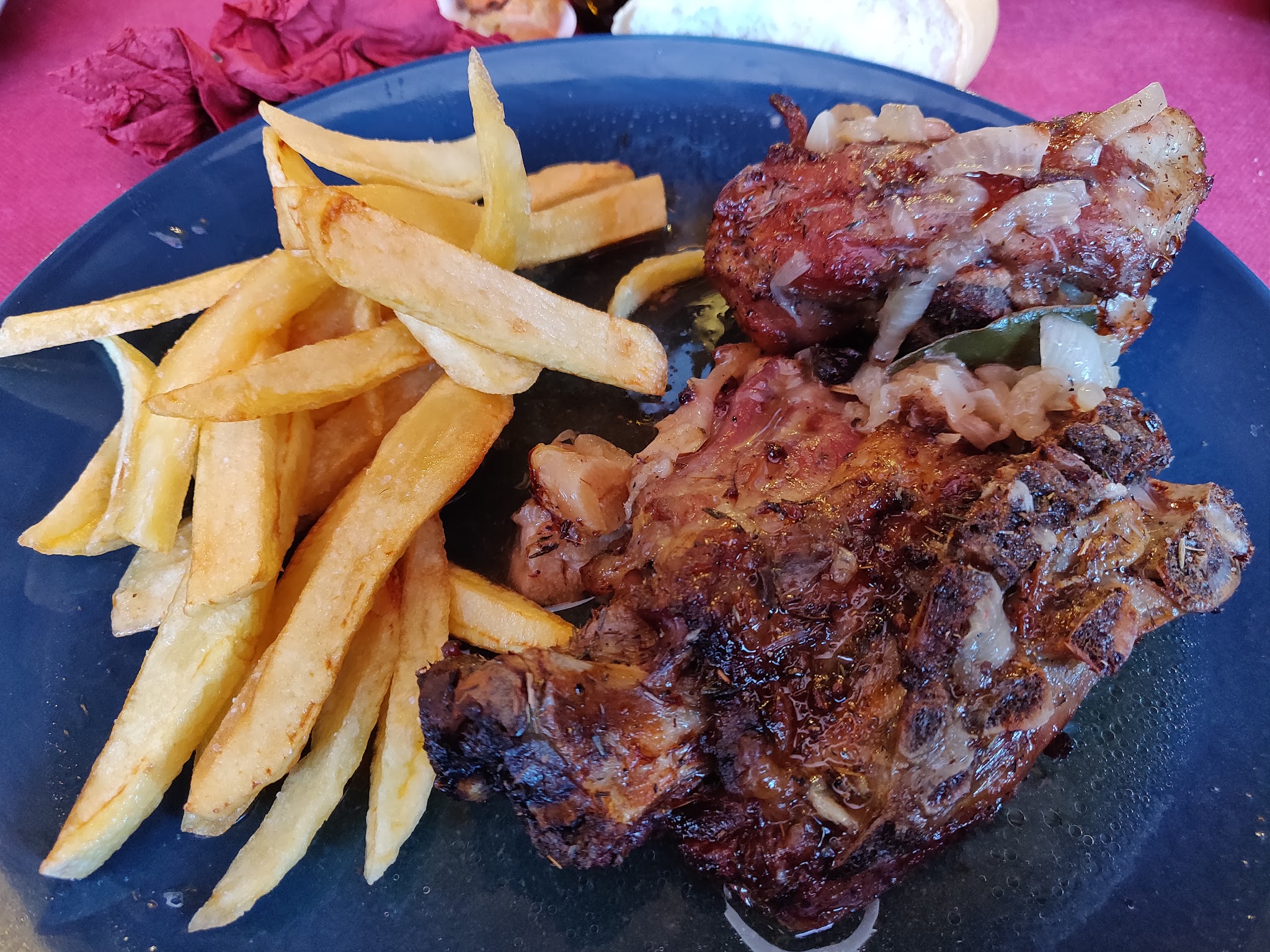 Churrasco de ternera a la brasa con patatas fritas caseras