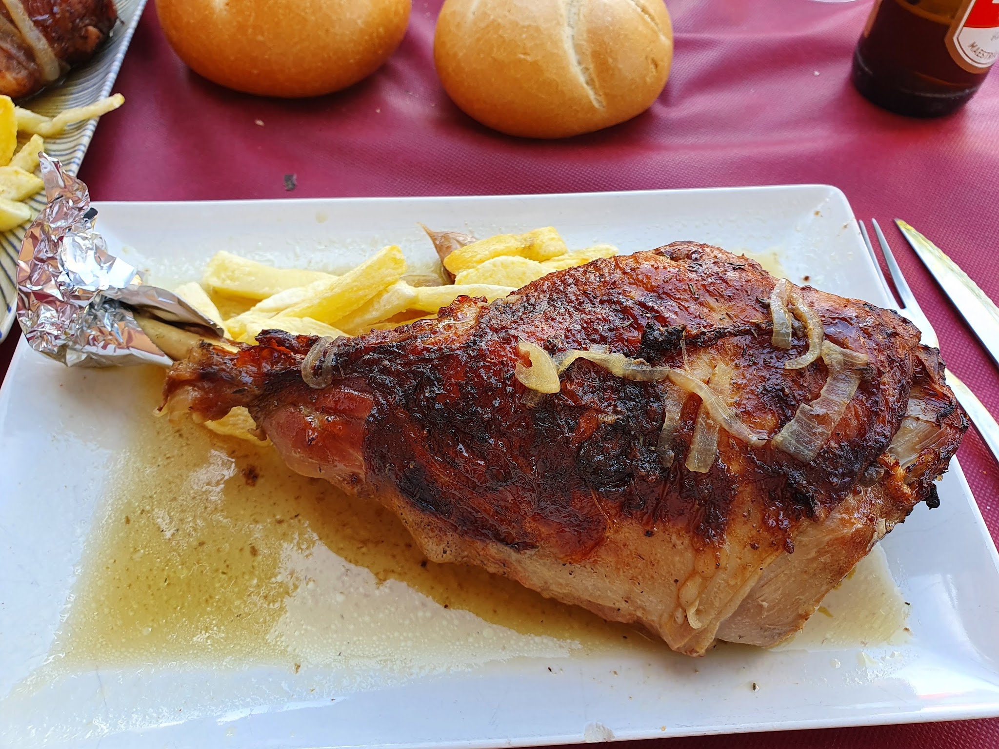 Codillo estofado con guarnición de patatas fritas