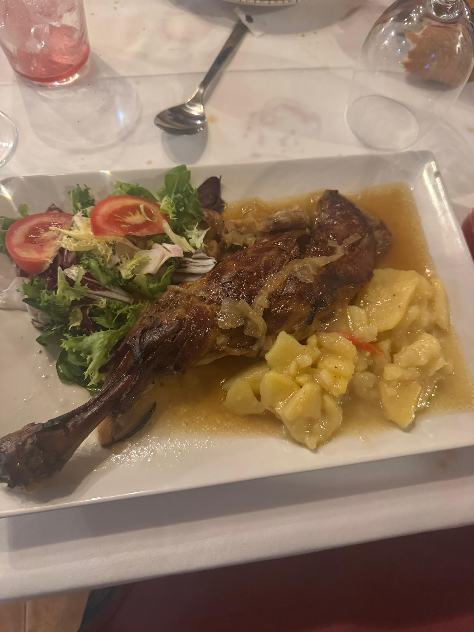 Pierna de cordero lechal asada con patatas panadera y ensalada