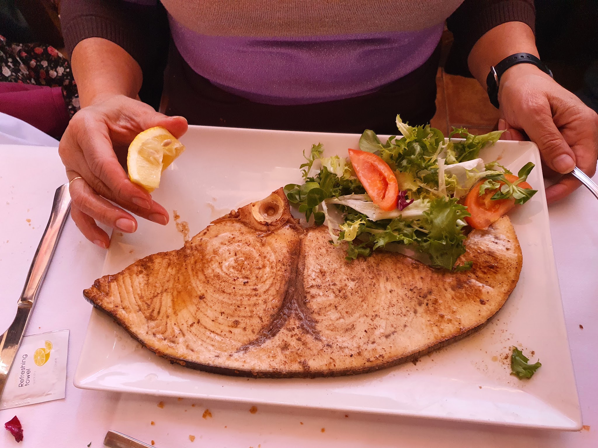 Emperador a la plancha con ensalada fresca en plato rectangular