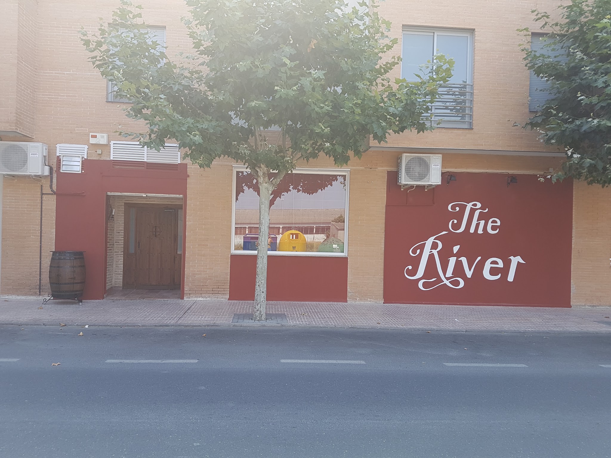 Fachada granate del Mesón The River en la Avenida San Crispín de Fuensalida