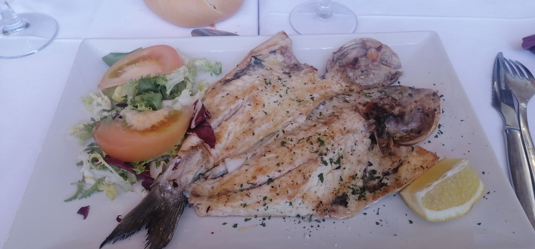 Lubina a la plancha con ensalada y limón