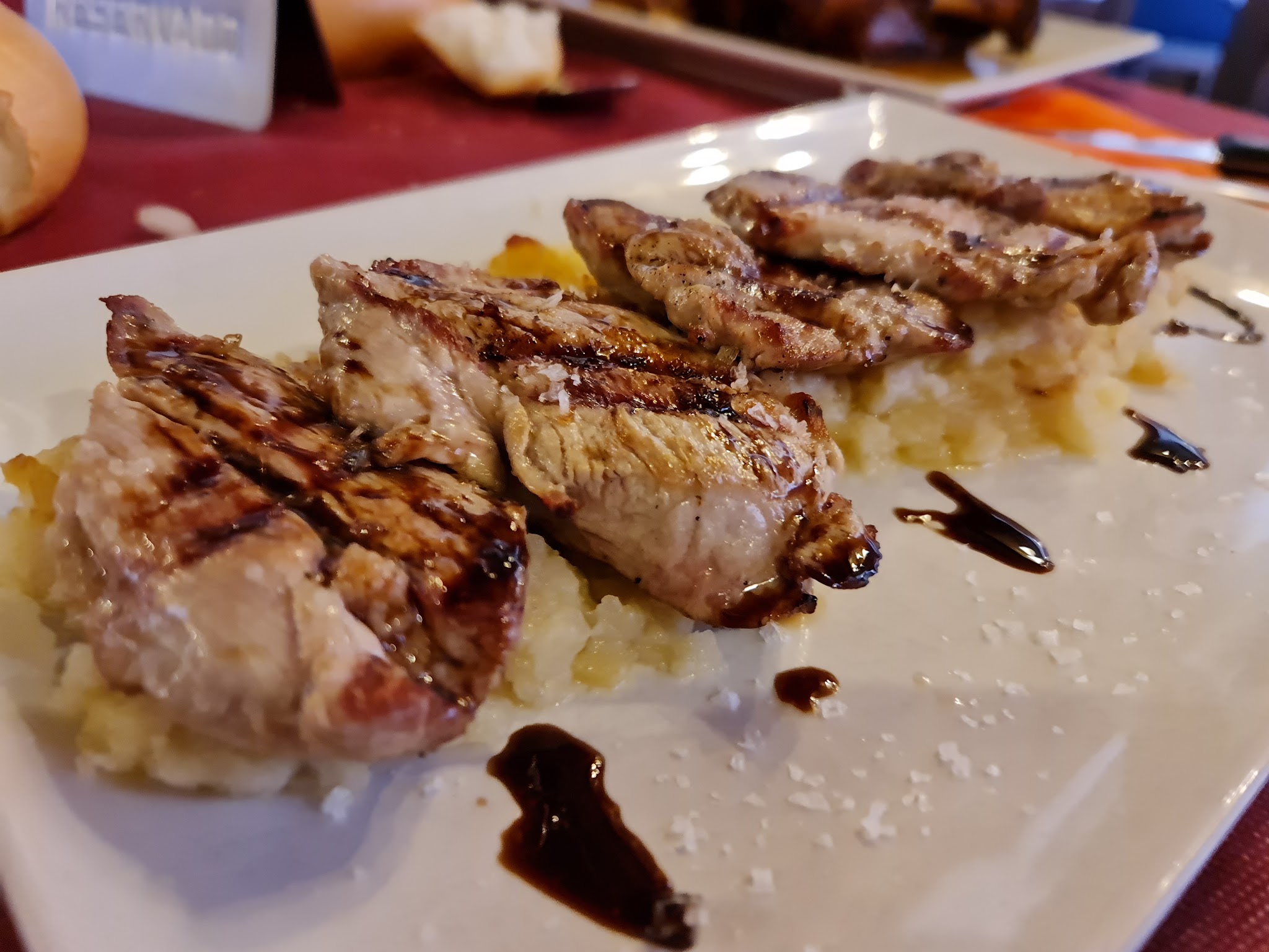 Secreto ibérico a la brasa sobre puré de patata con reducción